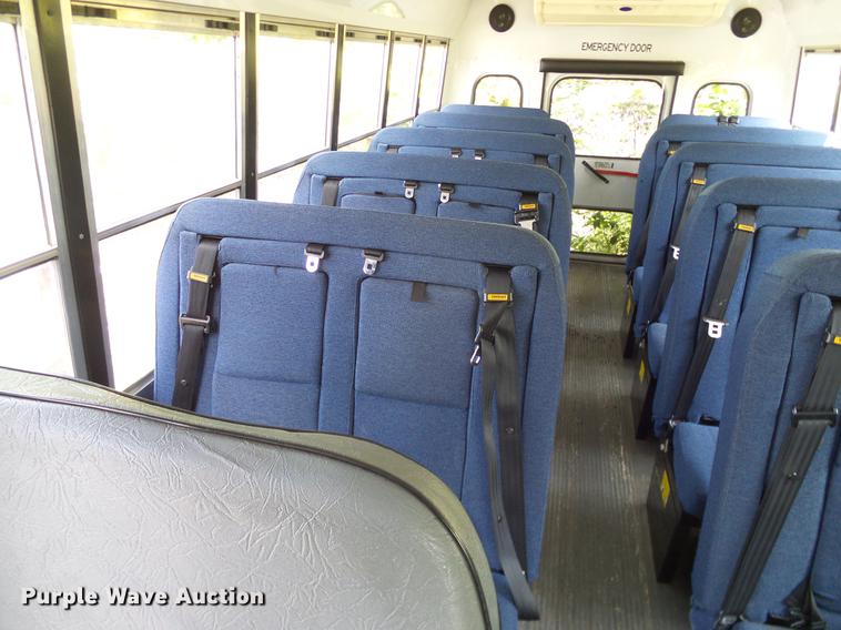 image for item DD8188 2004 Chevrolet Express G3500 school bus