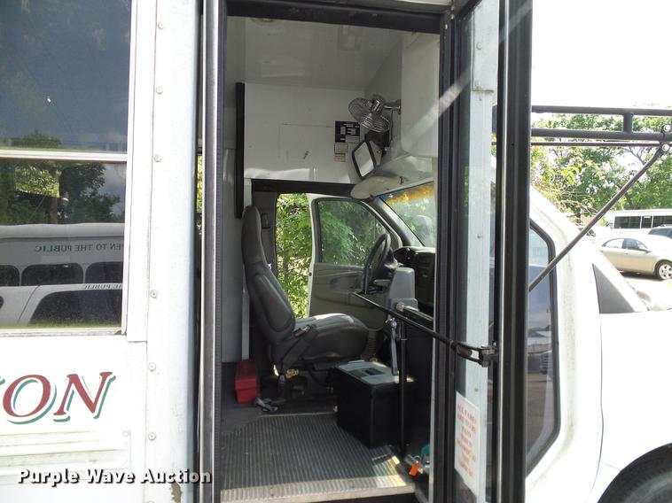 image for item DD8188 2004 Chevrolet Express G3500 school bus