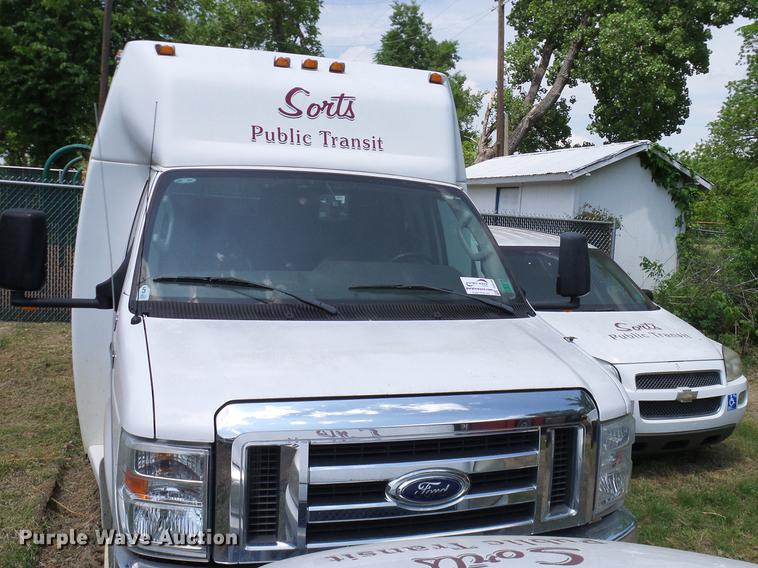 image for item DD8189 2009 Ford E450 shuttle bus