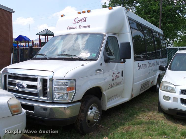 image for item DD8189 2009 Ford E450 shuttle bus