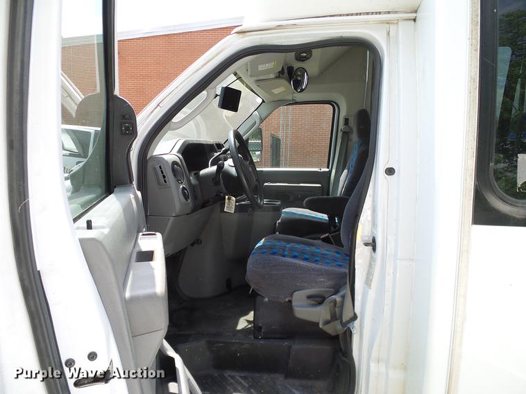 image for item DD8189 2009 Ford E450 shuttle bus