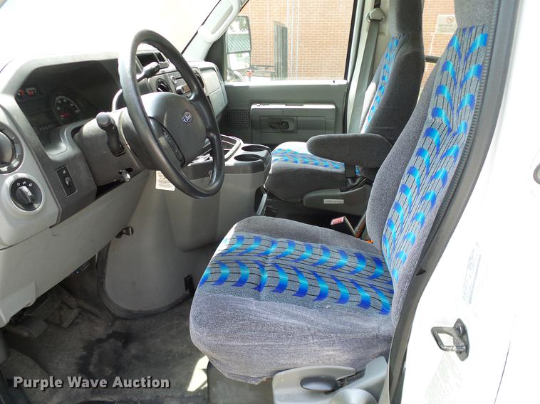 image for item DD8189 2009 Ford E450 shuttle bus