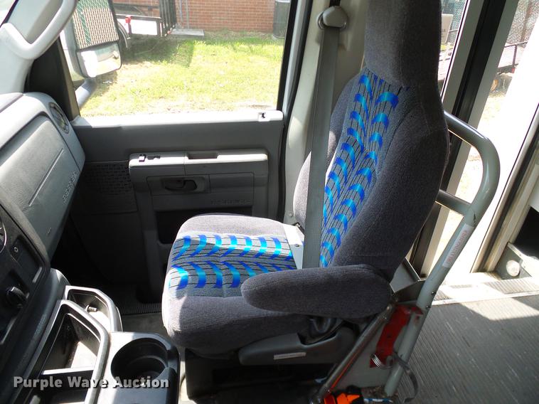 image for item DD8189 2009 Ford E450 shuttle bus