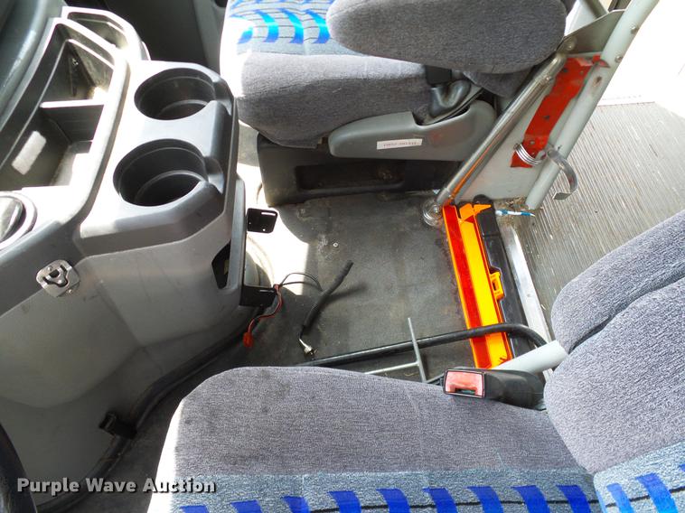 image for item DD8189 2009 Ford E450 shuttle bus