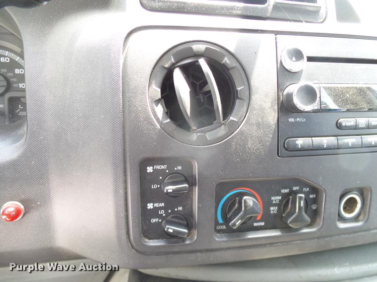 image for item DD8189 2009 Ford E450 shuttle bus