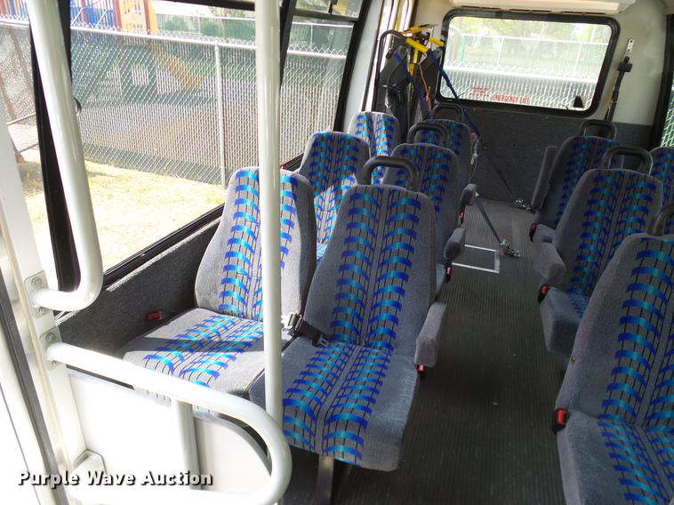 image for item DD8189 2009 Ford E450 shuttle bus