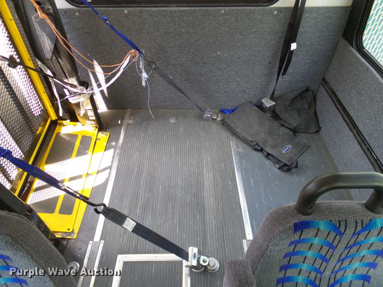 image for item DD8189 2009 Ford E450 shuttle bus