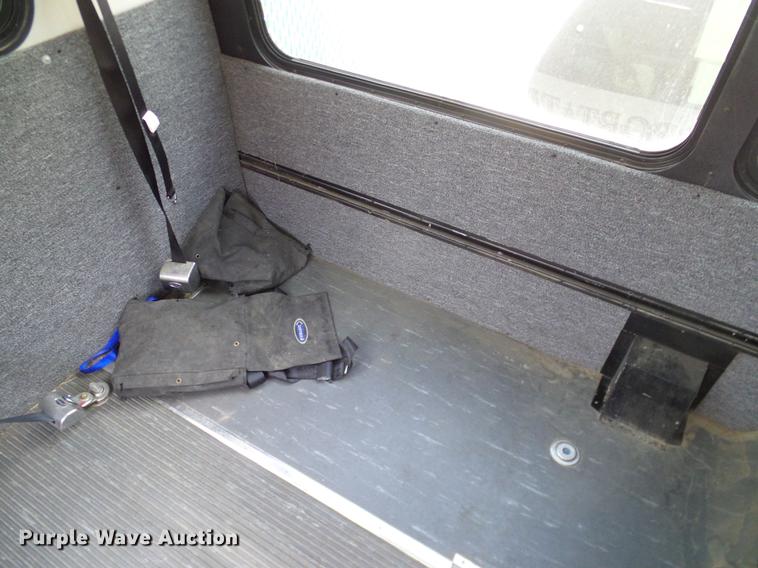 image for item DD8189 2009 Ford E450 shuttle bus