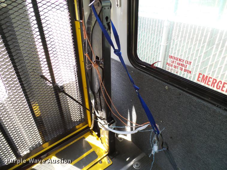 image for item DD8189 2009 Ford E450 shuttle bus