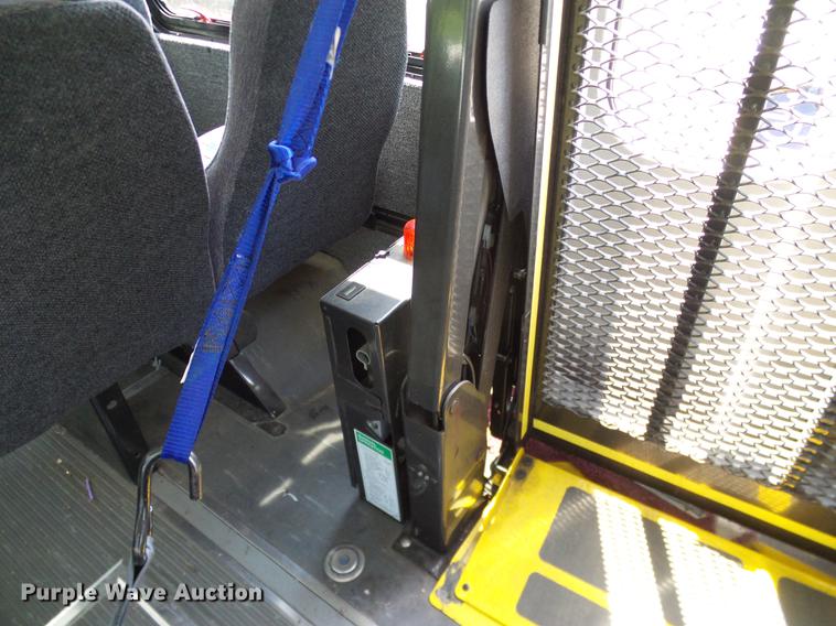 image for item DD8189 2009 Ford E450 shuttle bus