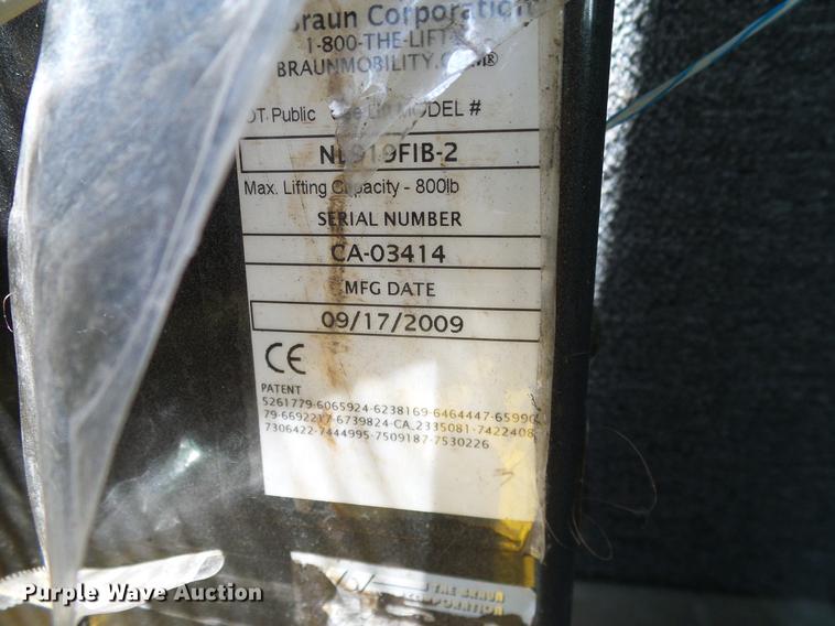 image for item DD8189 2009 Ford E450 shuttle bus