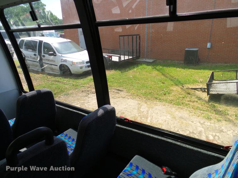 image for item DD8189 2009 Ford E450 shuttle bus