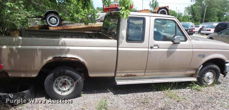 image for item DE1677 1993 Ford F150 SuperCab pickup truck