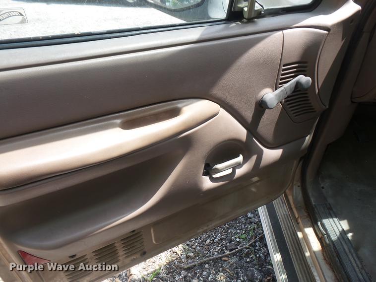 image for item DE1677 1993 Ford F150 SuperCab pickup truck