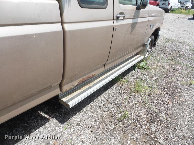 image for item DE1677 1993 Ford F150 SuperCab pickup truck