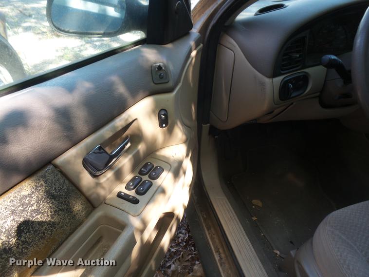 image for item DE1689 2002 Ford Taurus