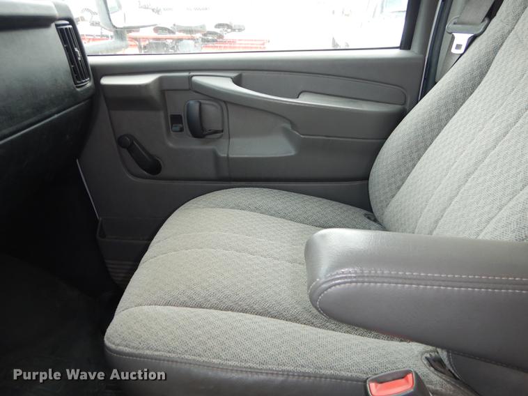 image for item DE1703 2008 Chevrolet Express 3500 Cargo box truck