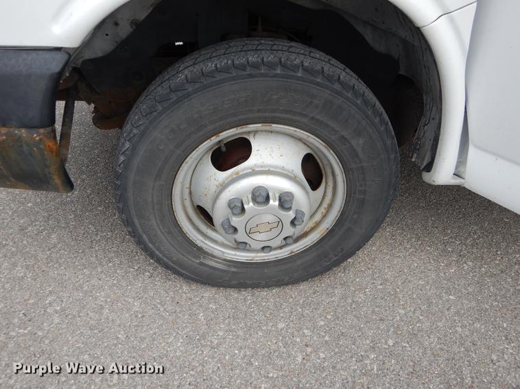 image for item DE1703 2008 Chevrolet Express 3500 Cargo box truck