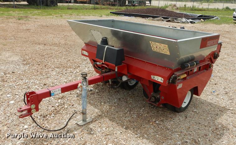 image for item DE1713 2012 Toro 2500 topdresser