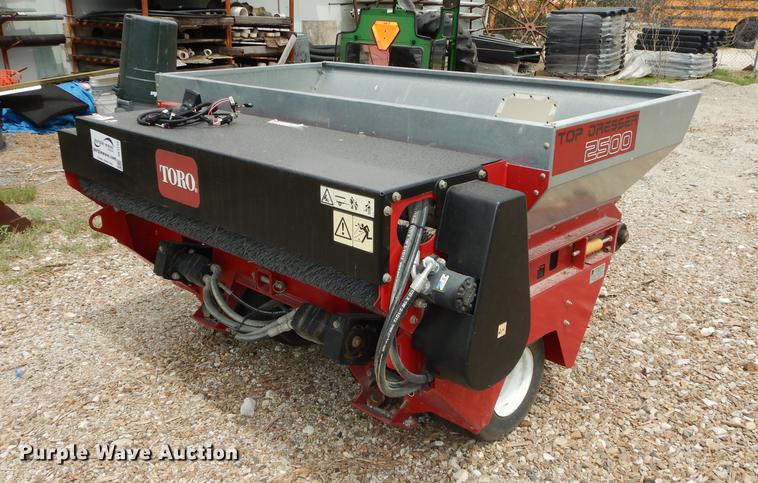 image for item DE1713 2012 Toro 2500 topdresser