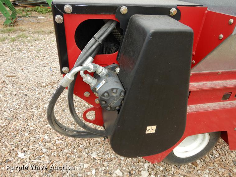 image for item DE1713 2012 Toro 2500 topdresser