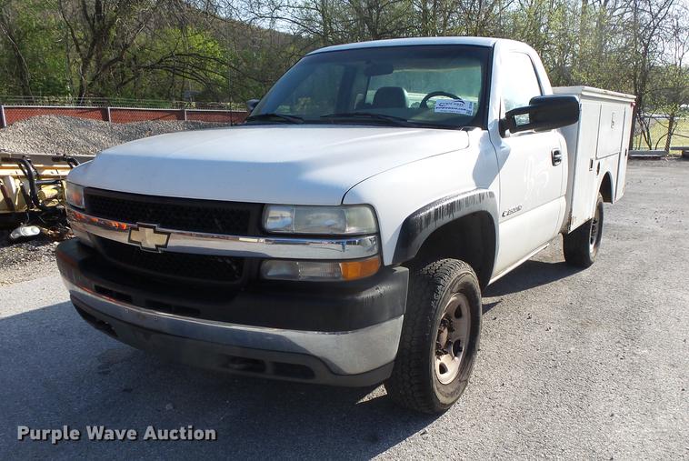 image for item DE3640 2002 Chevrolet Silverado 2500HD utility bed pickup truck