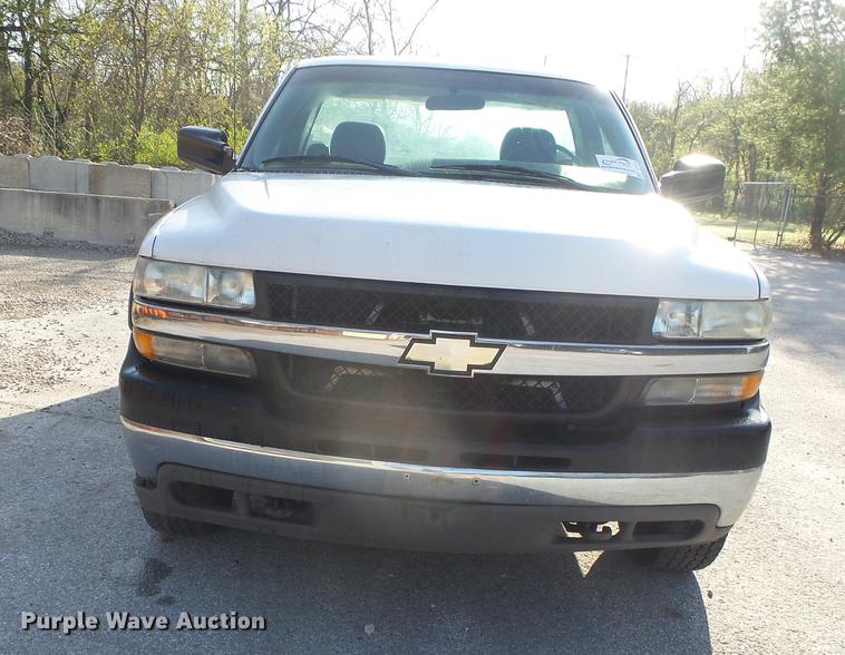 image for item DE3640 2002 Chevrolet Silverado 2500HD utility bed pickup truck