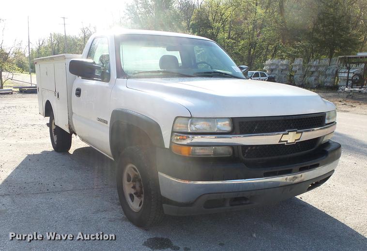 image for item DE3640 2002 Chevrolet Silverado 2500HD utility bed pickup truck