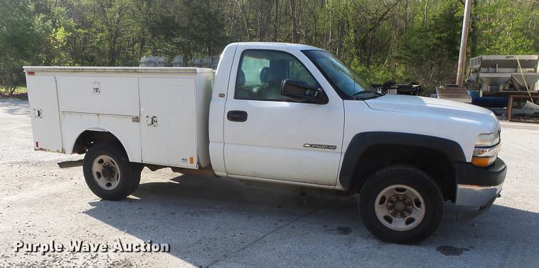 image for item DE3640 2002 Chevrolet Silverado 2500HD utility bed pickup truck