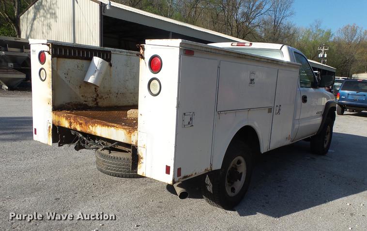 image for item DE3640 2002 Chevrolet Silverado 2500HD utility bed pickup truck