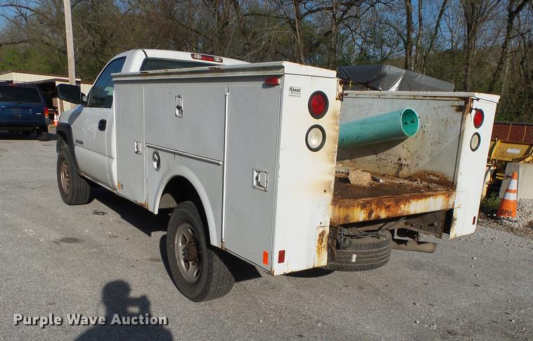 image for item DE3640 2002 Chevrolet Silverado 2500HD utility bed pickup truck