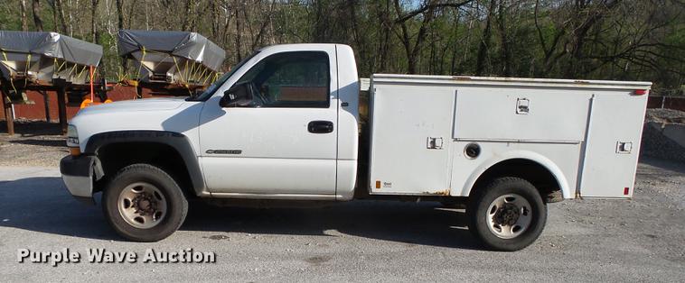 image for item DE3640 2002 Chevrolet Silverado 2500HD utility bed pickup truck