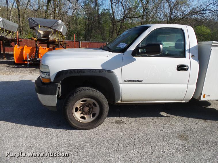 image for item DE3640 2002 Chevrolet Silverado 2500HD utility bed pickup truck