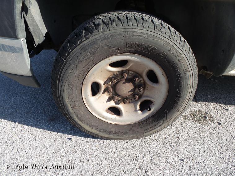 image for item DE3640 2002 Chevrolet Silverado 2500HD utility bed pickup truck