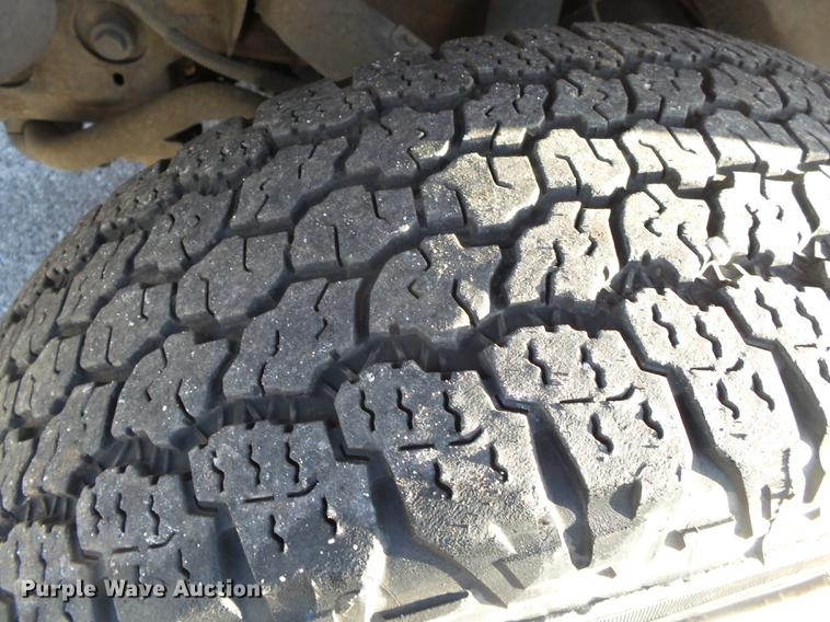 image for item DE3640 2002 Chevrolet Silverado 2500HD utility bed pickup truck