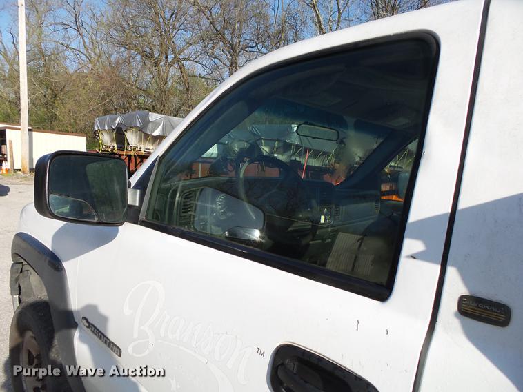 image for item DE3640 2002 Chevrolet Silverado 2500HD utility bed pickup truck