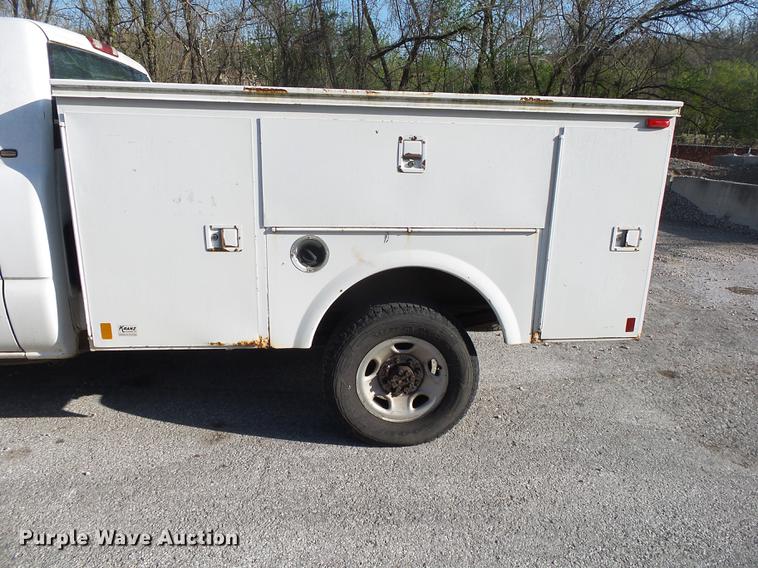 image for item DE3640 2002 Chevrolet Silverado 2500HD utility bed pickup truck