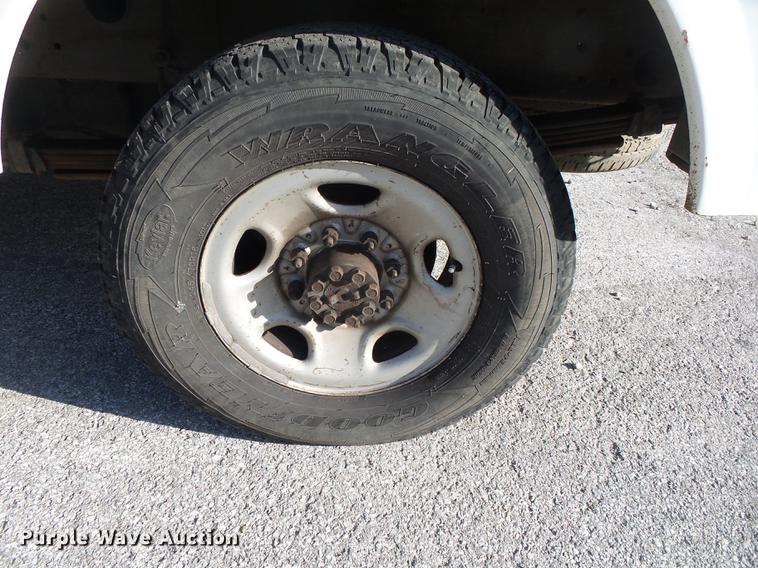 image for item DE3640 2002 Chevrolet Silverado 2500HD utility bed pickup truck