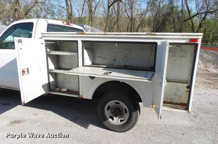 image for item DE3640 2002 Chevrolet Silverado 2500HD utility bed pickup truck