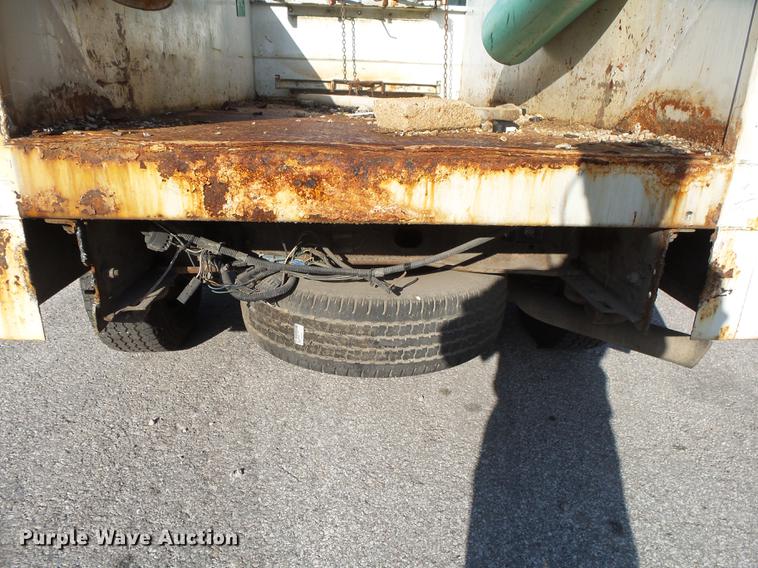 image for item DE3640 2002 Chevrolet Silverado 2500HD utility bed pickup truck