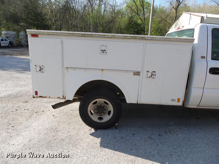 image for item DE3640 2002 Chevrolet Silverado 2500HD utility bed pickup truck