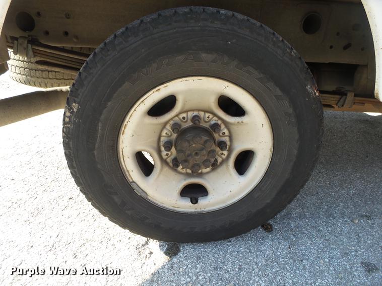 image for item DE3640 2002 Chevrolet Silverado 2500HD utility bed pickup truck