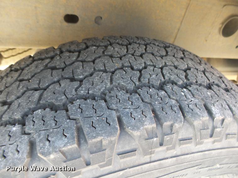 image for item DE3640 2002 Chevrolet Silverado 2500HD utility bed pickup truck