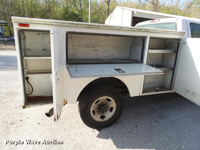 image for item DE3640 2002 Chevrolet Silverado 2500HD utility bed pickup truck