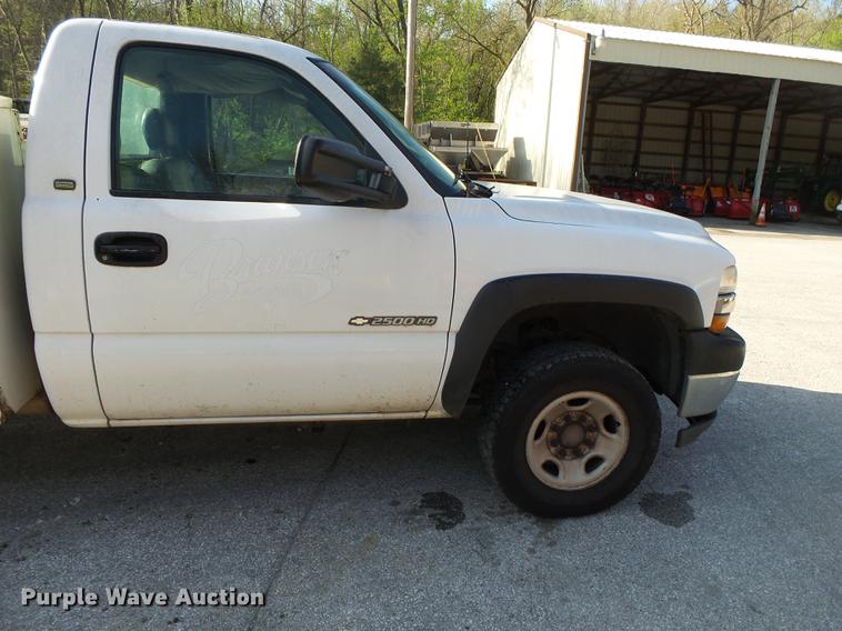 image for item DE3640 2002 Chevrolet Silverado 2500HD utility bed pickup truck