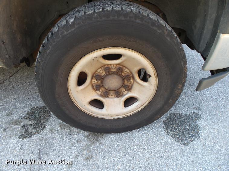 image for item DE3640 2002 Chevrolet Silverado 2500HD utility bed pickup truck