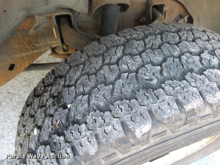 image for item DE3640 2002 Chevrolet Silverado 2500HD utility bed pickup truck