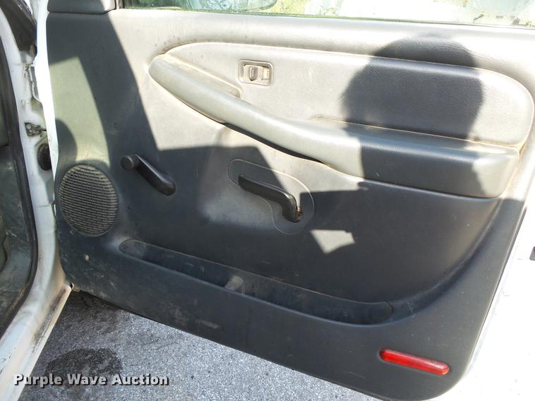 image for item DE3640 2002 Chevrolet Silverado 2500HD utility bed pickup truck