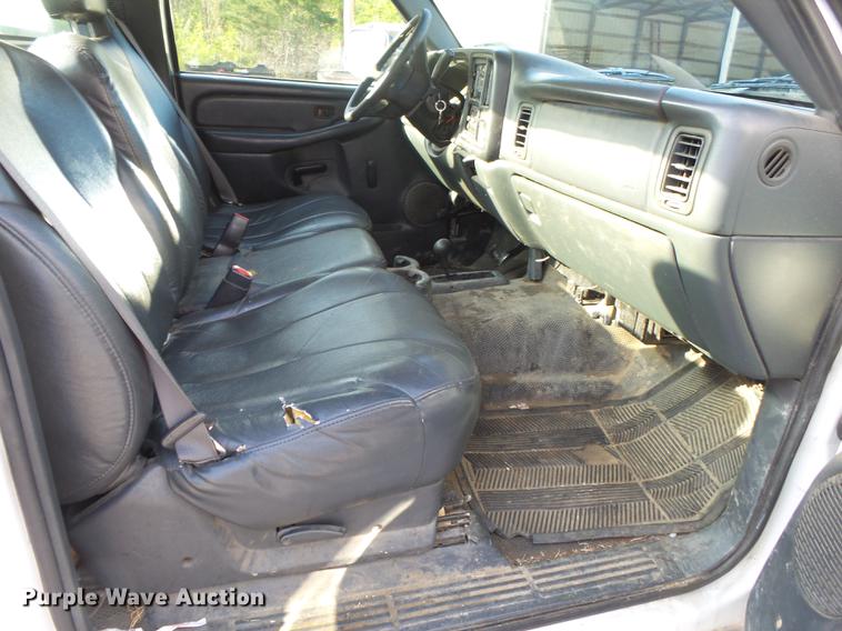 image for item DE3640 2002 Chevrolet Silverado 2500HD utility bed pickup truck