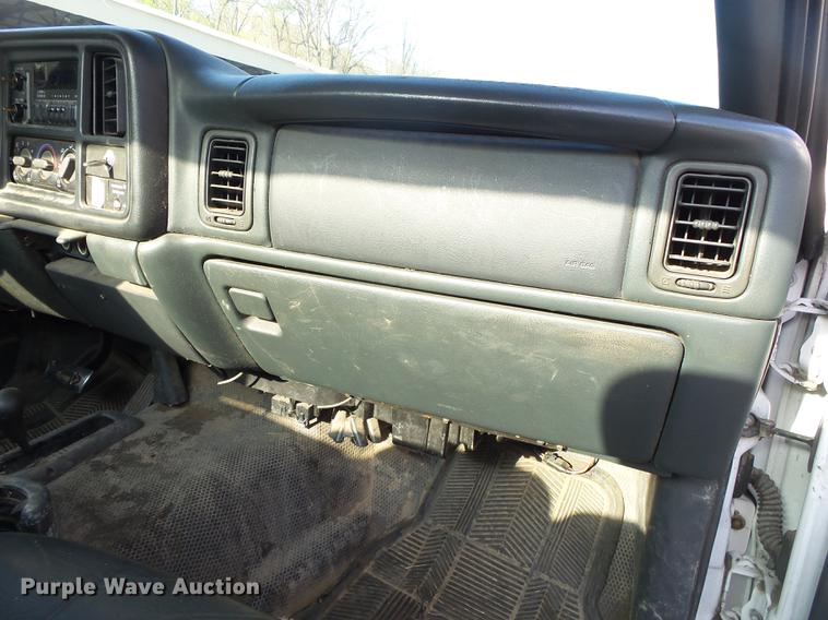 image for item DE3640 2002 Chevrolet Silverado 2500HD utility bed pickup truck